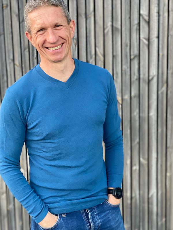4020 Genser V, Merino, Denim Blue - Studio Skadal